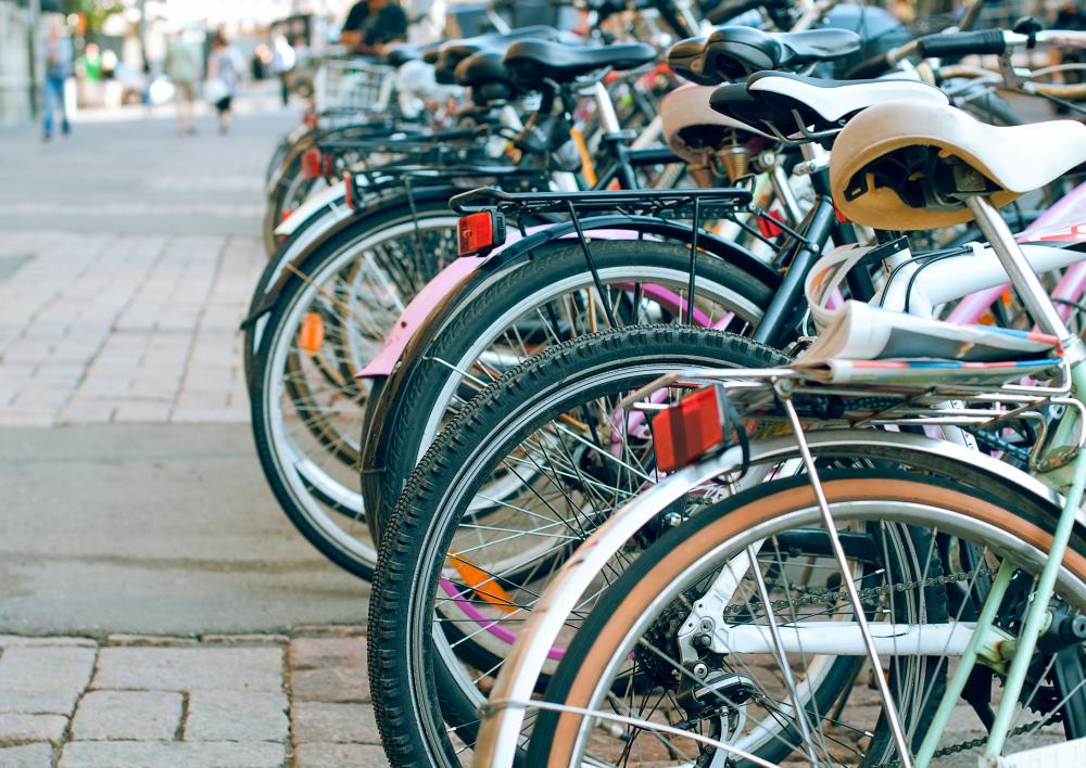 Rij fietsen in een fietsenrek