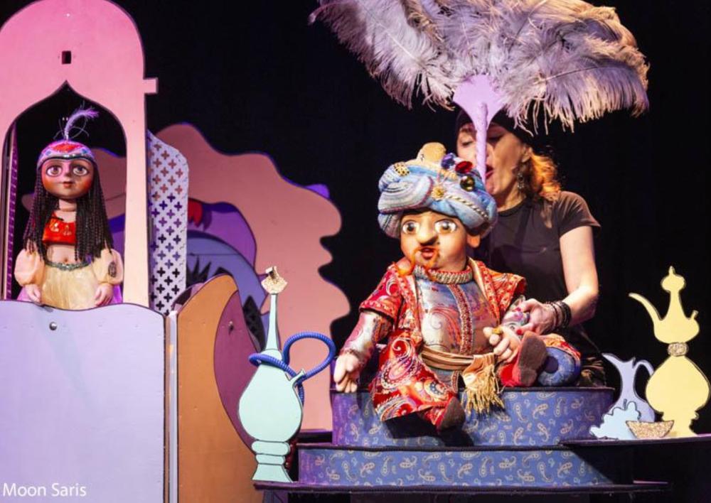 Poppen op het podium in het theater