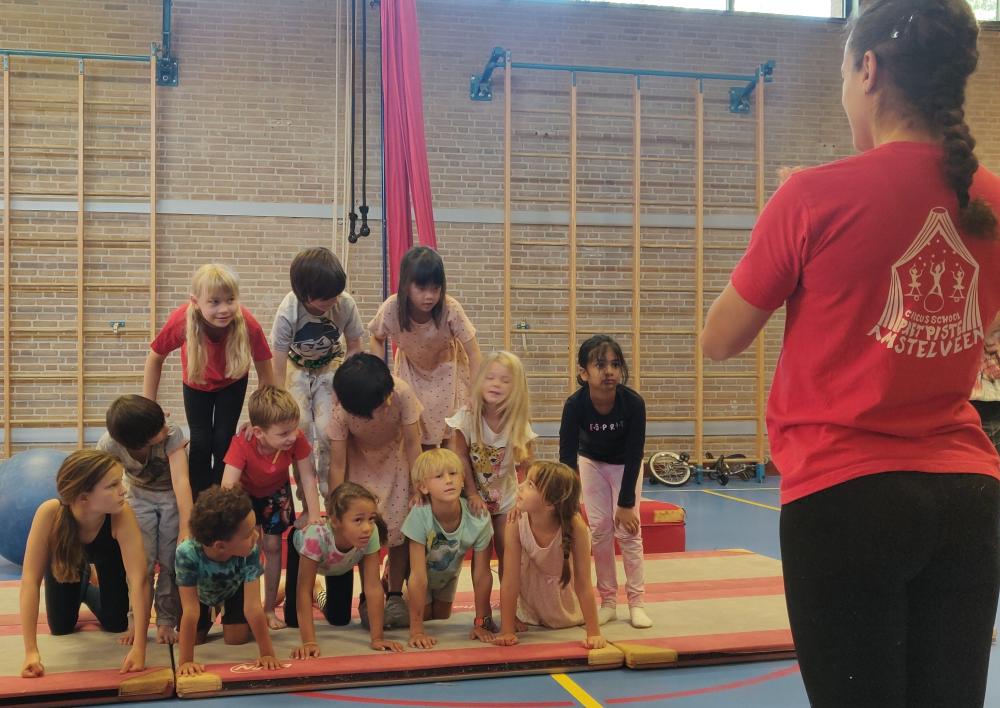 Een groep kinderen aan het turnen