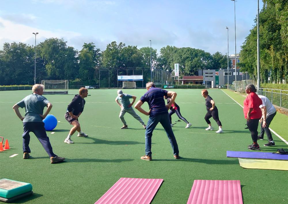 Sporters op een groen veld