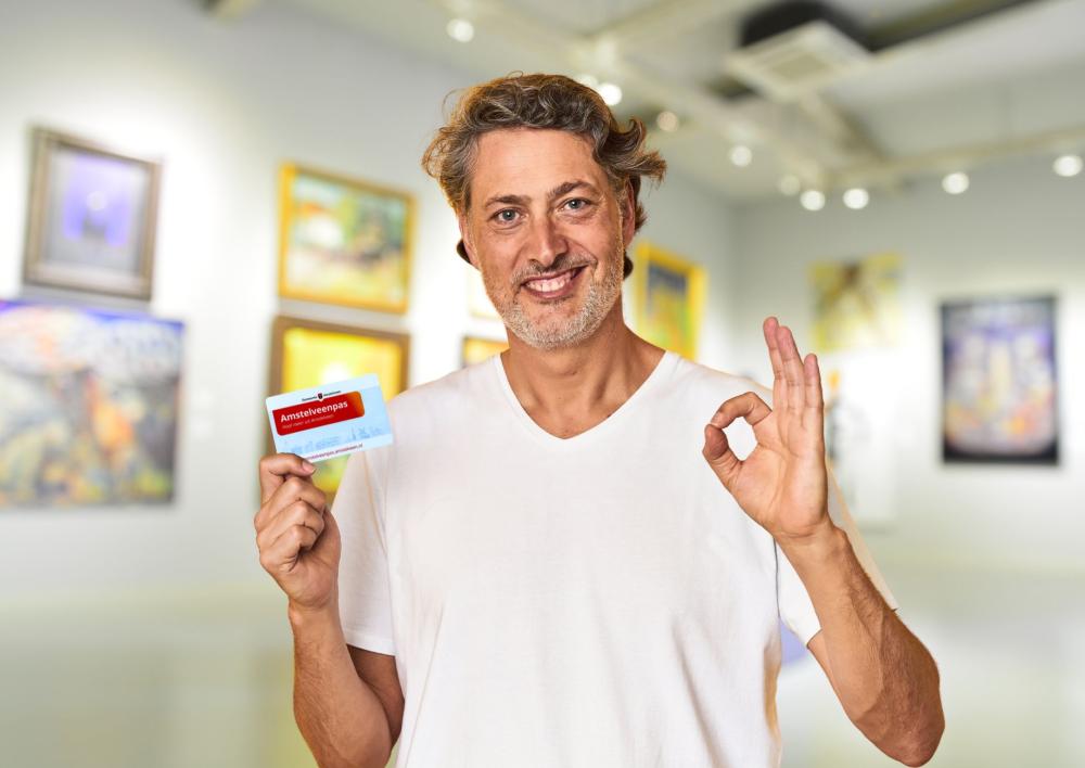Man met Amstelveenpas in het museum